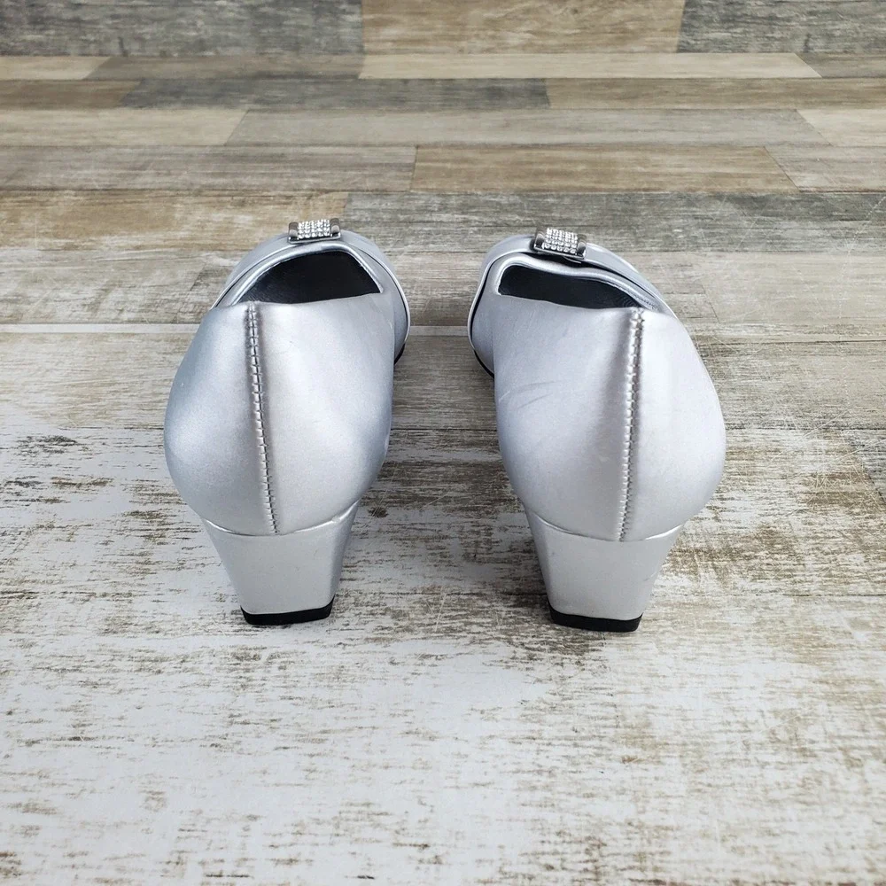 Easy Street Eloise Womens Pump Sz 5.5 M Silver Slip On Low Block Heel Closed Toe